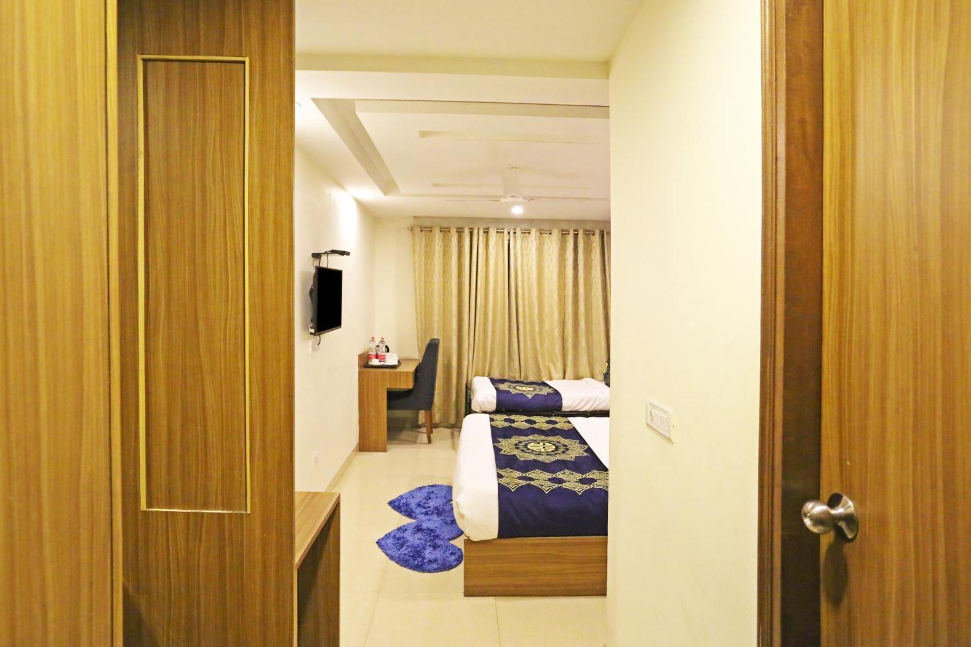 Hotel Grand Suites By D'Capitol Near Delhi Airport Нью-Дели Экстерьер фото