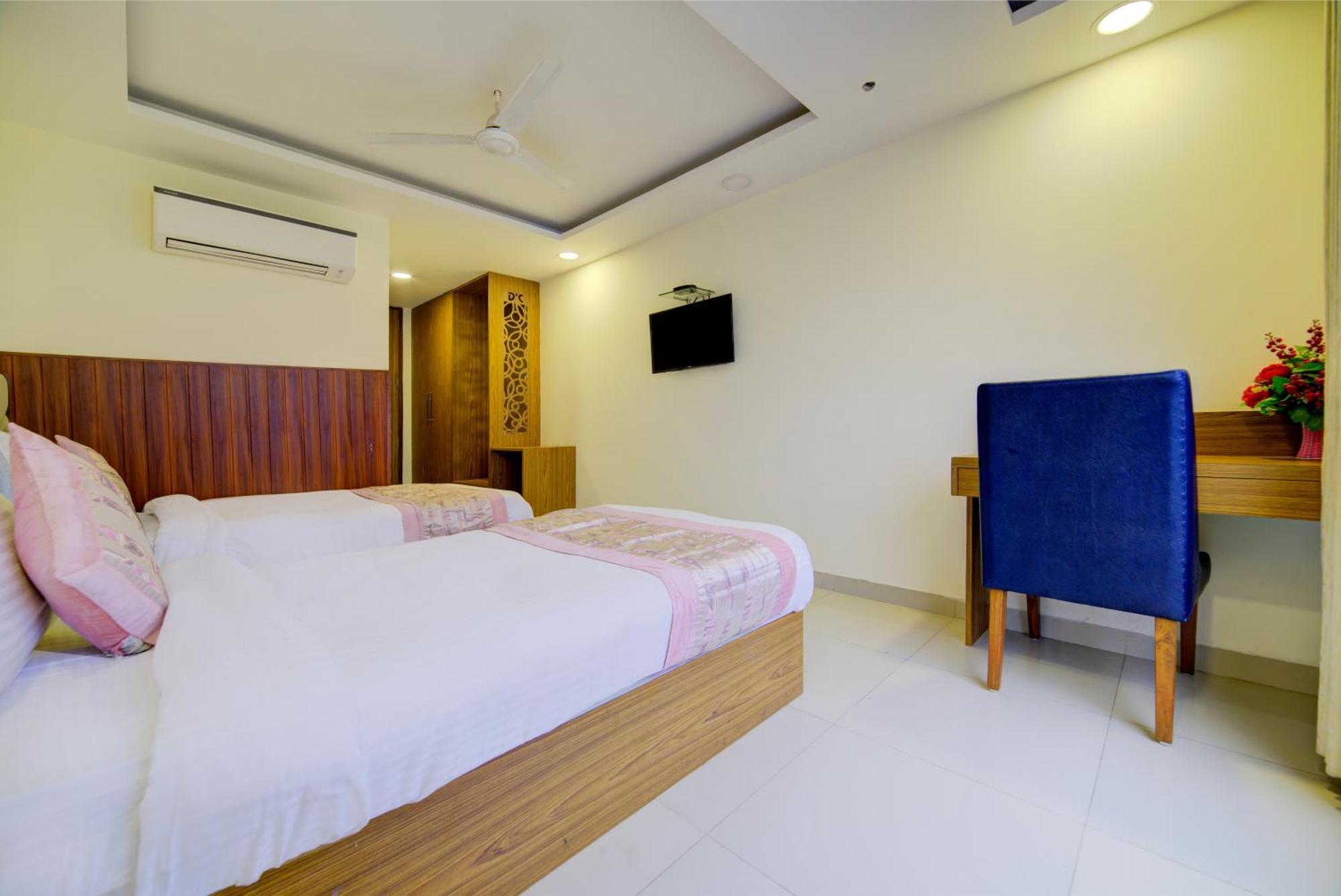 Hotel Grand Suites By D'Capitol Near Delhi Airport Нью-Дели Экстерьер фото