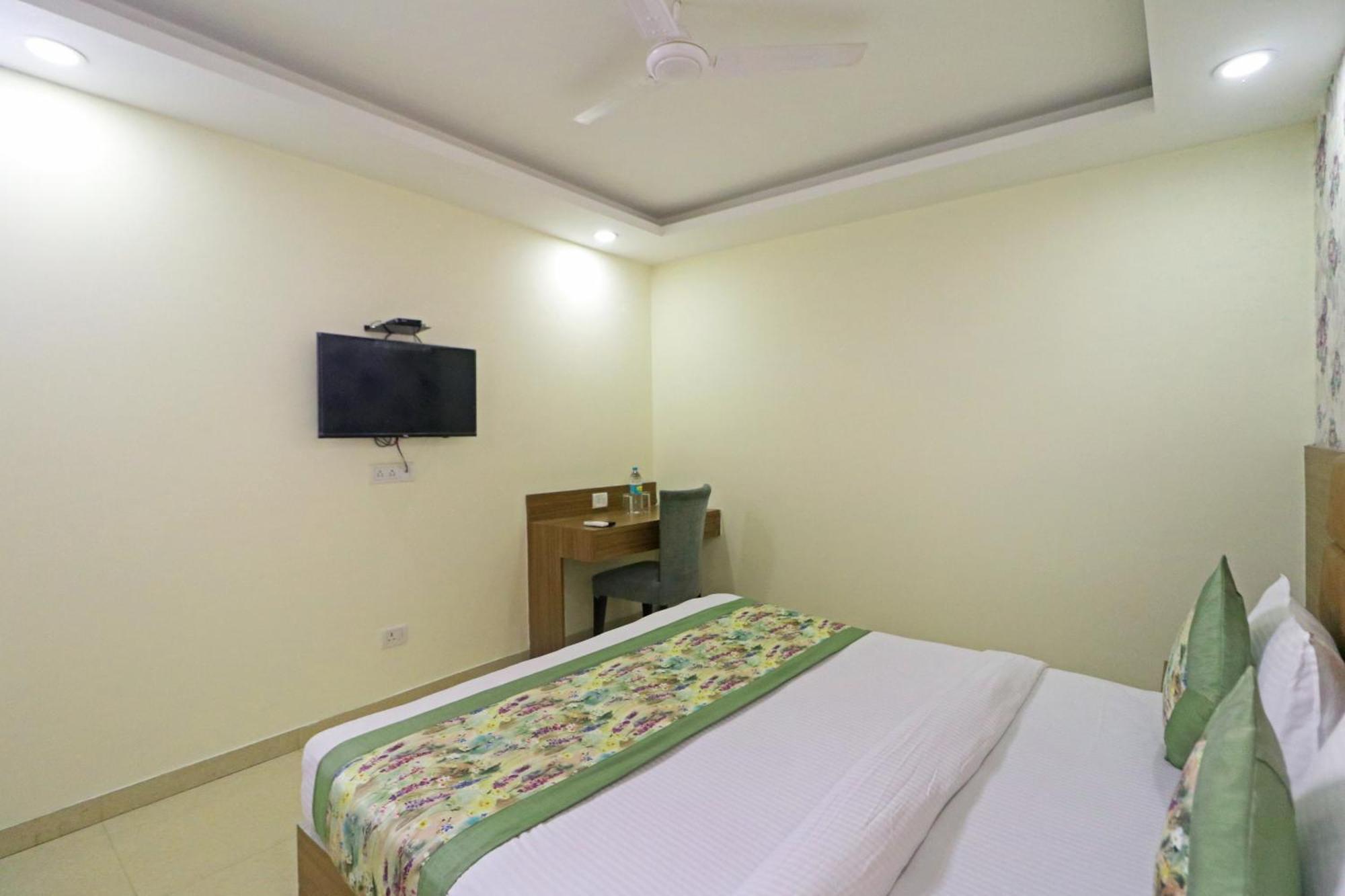 Hotel Grand Suites By D'Capitol Near Delhi Airport Нью-Дели Экстерьер фото