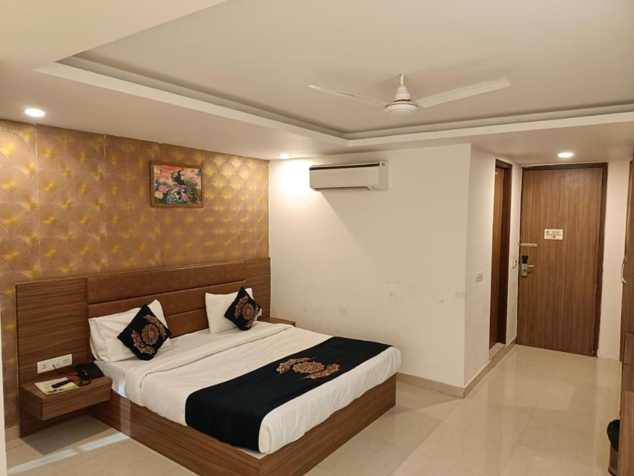 Hotel Grand Suites By D'Capitol Near Delhi Airport Нью-Дели Экстерьер фото