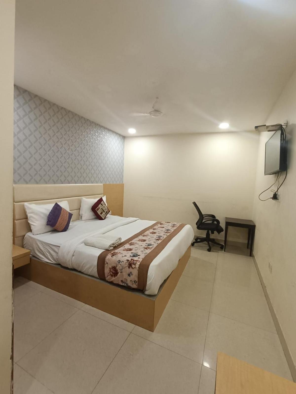 Hotel Grand Suites By D'Capitol Near Delhi Airport Нью-Дели Экстерьер фото